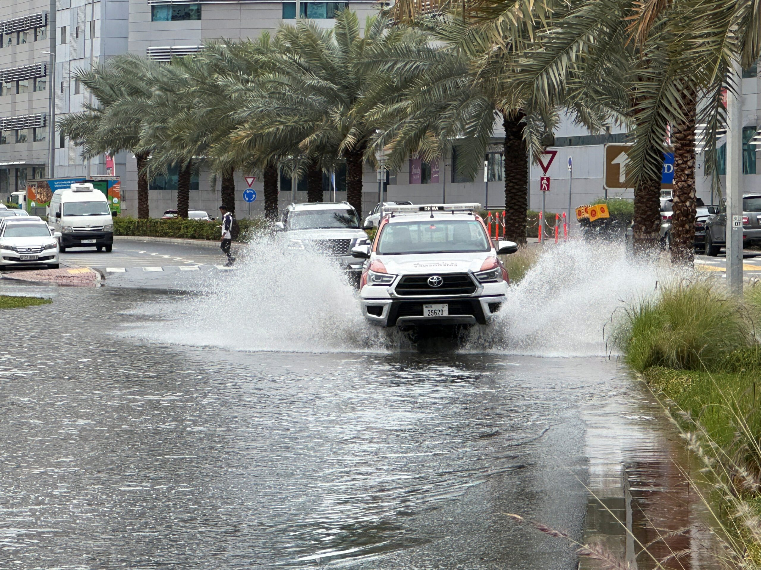 Βροχές «πνίγουν» το Ντουμπάι: «Μην βγαίνετε από το σπίτι»