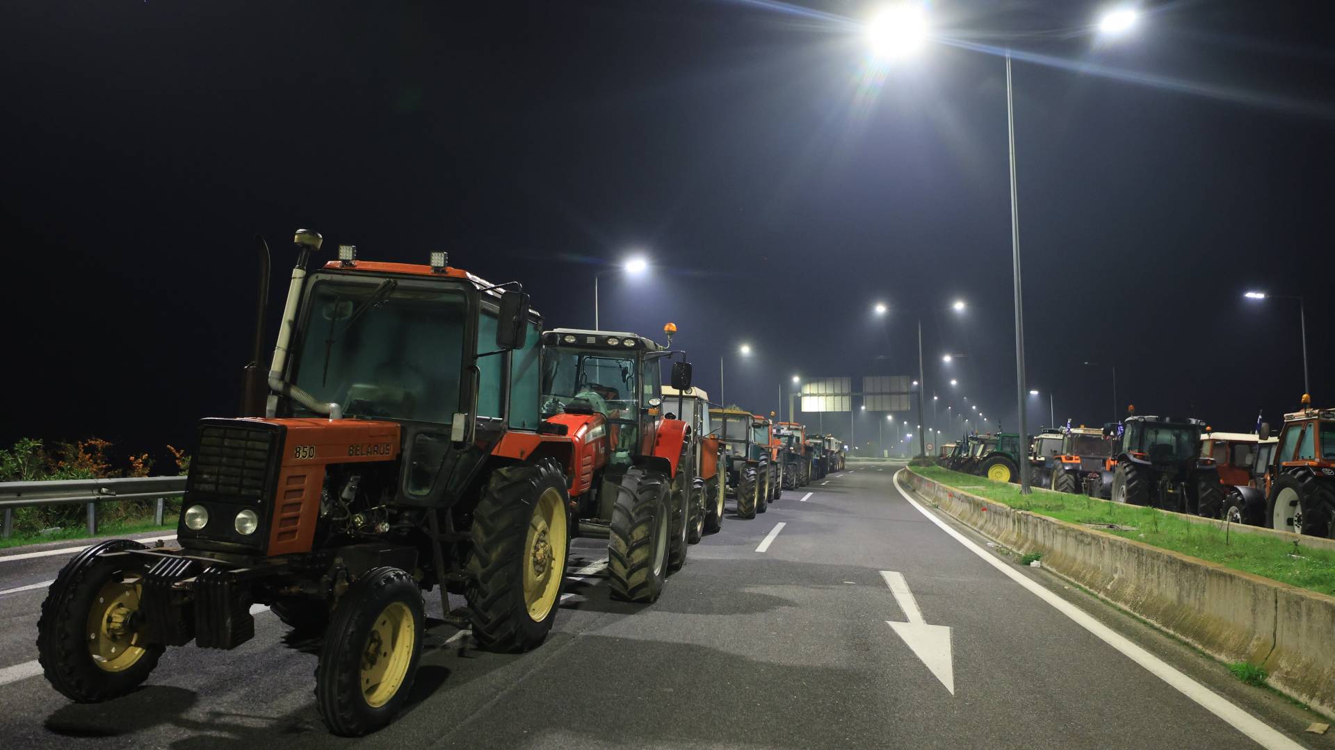 Σήμερα οι αποφάσεις των αγροτών για την κλιμάκωση των κινητοποιήσεων: «Λάδι στη φωτιά» οι κρατήσεις ΕΛΓΑ