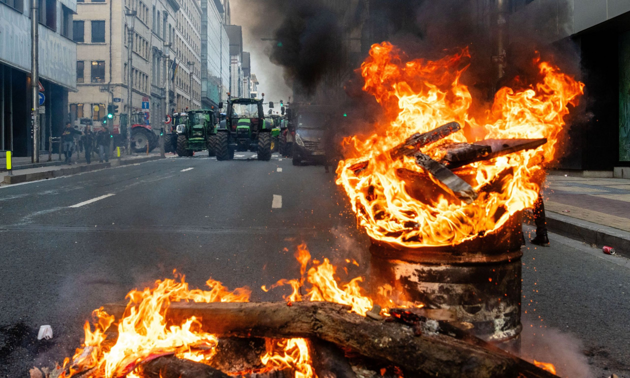 Βρυξέλλες: Επεισόδια και χρήση δακρυγόνων στη συγκέντρωση των αγροτών έξω από το Ευρωπαϊκό Κοινοβούλιο (βίντεο)