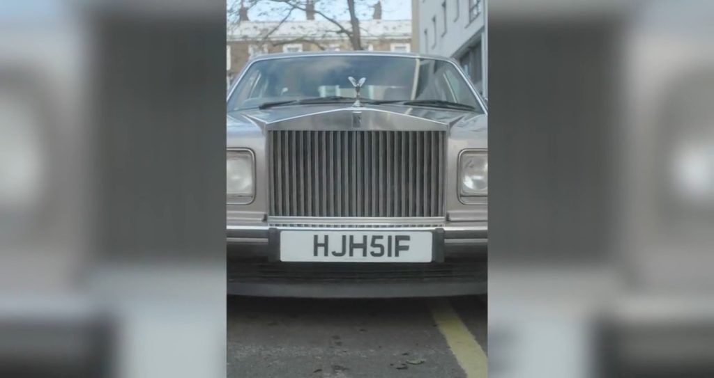 «Παραλίγο να με αποκεφαλίσει»: Η στιγμή που Rolls-Royce παρασέρνει εικονολήπτη σε γύρισμα στο Λονδίνο (βίντεο)