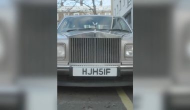 «Παραλίγο να με αποκεφαλίσει»: Η στιγμή που Rolls-Royce παρασέρνει εικονολήπτη σε γύρισμα στο Λονδίνο (βίντεο)