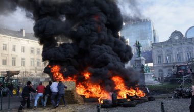 ΕΕ: Πεδίο μάχης έξω από το Ευρωκοινοβούλιο με την αστυνομία να εκτοξεύει χημικά και να δέχεται… πατάτες (βίντεο)