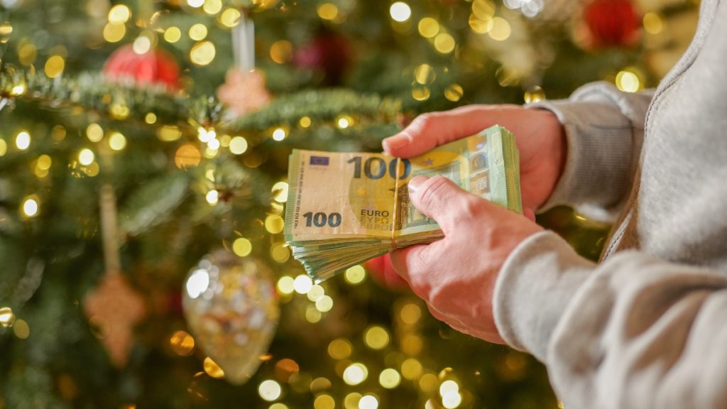 Μέχρι αύριο η καταβολή του Δώρου Χριστουγέννων στους εργαζόμενους – Ξεκινάει η καταβολή των συντάξεων Ιανουαρίου