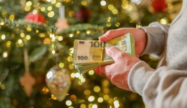 Μέχρι αύριο η καταβολή του Δώρου Χριστουγέννων στους εργαζόμενους – Ξεκινάει η καταβολή των συντάξεων Ιανουαρίου