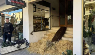 Μηχανοκίνητη πορεία αγροτών στο Ρέθυμνο: Πέταξαν συμβολικά άχυρα και άφησαν φέρετρα έξω από γραφεία