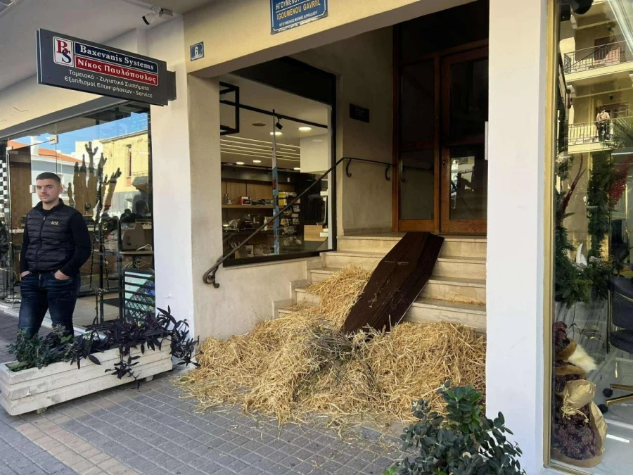 Μηχανοκίνητη πορεία αγροτών στο Ρέθυμνο: Πέταξαν συμβολικά άχυρα και άφησαν φέρετρα έξω από γραφεία