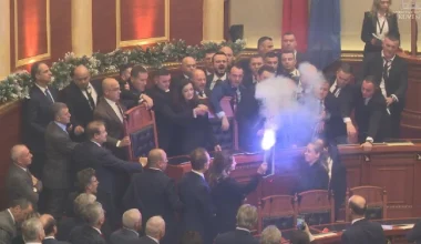Χάος στο κοινοβούλιο της Αλβανίας: Βουλευτές πιάστηκαν στα χέρια, άναψαν καπνογόνα και πέταξαν νερά (βίντεο)