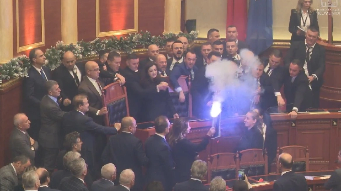 Χάος στο κοινοβούλιο της Αλβανίας: Βουλευτές πιάστηκαν στα χέρια, άναψαν καπνογόνα και πέταξαν νερά (βίντεο)