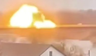 Η στιγμή που ένα ρωσικό drone πέφτει πάνω σε γέφυρα στην Οδησσό (βίντεο)