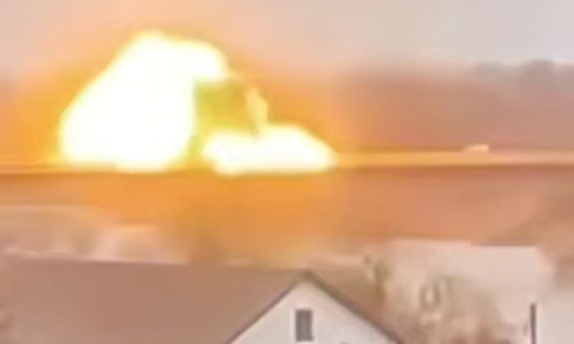 Η στιγμή που ένα ρωσικό drone πέφτει πάνω σε γέφυρα στην Οδησσό (βίντεο)