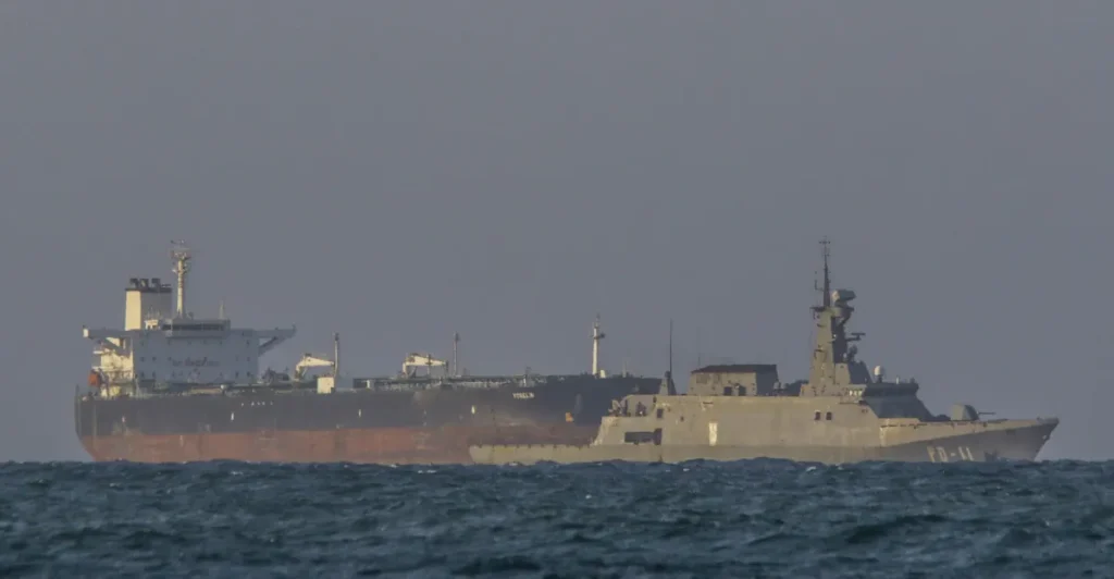 Συνοδεία πολεμικών πλοίων απέπλευσε κονβόι πετρελαιοφόρων από την Βενεζουέλα