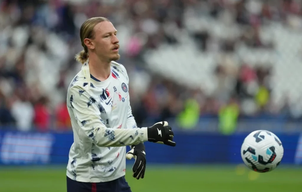 Μ.Σαφόνοφ: Πώς ο τερματοφύλακας της Παρί Σεν Ζερμέν απέκρουσε τέσσερα σερί πέναλτι – Το «κόλπο» με την πετσέτα