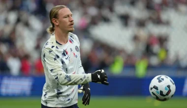 Μ.Σαφόνοφ: Πώς ο τερματοφύλακας της Παρί Σεν Ζερμέν απέκρουσε τέσσερα σερί πέναλτι – Το «κόλπο» με την πετσέτα