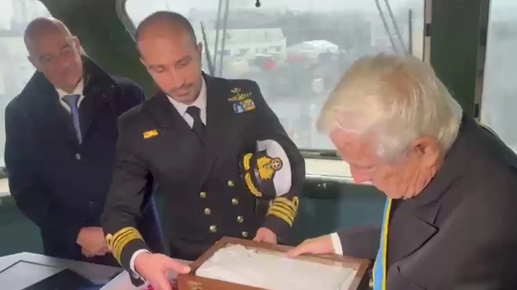 Ο Π.Λασκαρίδης δώρισε στον κυβερνήτη της φρεγάτας FDI «Κίμων» το αυθεντικό «διπαράλληλον» του ναυάρχου Κουντουριώτη
