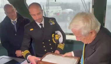 Ο Π.Λασκαρίδης δώρισε στον κυβερνήτη της φρεγάτας FDI «Κίμων» το αυθεντικό «διπαράλληλον» του ναυάρχου Κουντουριώτη