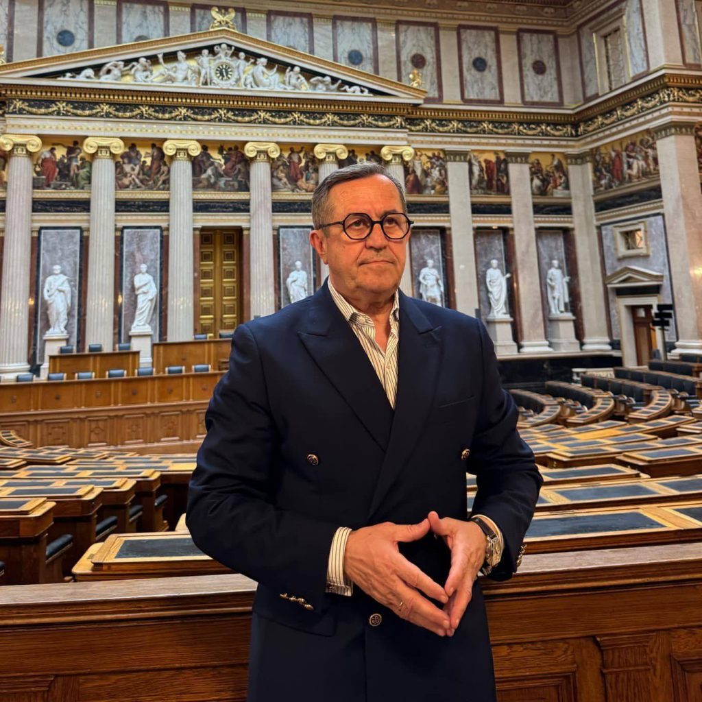 «Το Μαξίμου ακούει;»: Επιστρέφει στη συχνότητα του EXTRA-PRONEWS  η ιστορική πολιτική εκπομπή