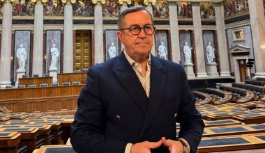 «Το Μαξίμου ακούει;»: Επιστρέφει στη συχνότητα του EXTRA-PRONEWS  η ιστορική πολιτική εκπομπή