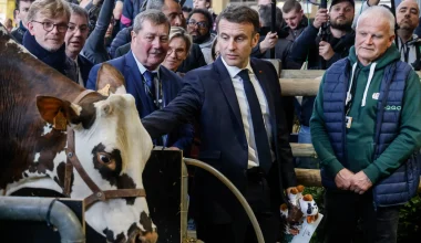 Ο Μακρόν «σήκωσε τα χέρια ψηλά» και ζητά  εκεχειρία από τους αγρότες για τα Χριστούγεννα