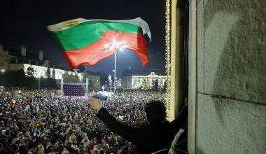 «Όταν κλέβεις διαρκώς πιστεύεις πως είσαι υπεράνω όλων»: Λαοθάλασσα διαμαρτυρίας στη Σόφια για τη διαφθορά (βίντεο)