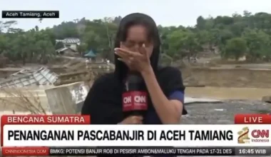 Δημοσιογράφος στην Ινδονησία ξέσπασε σε δάκρυα όταν αντίκρυσε τις καταστροφές που προκάλεσαν οι πλημμύρες (βίντεο)