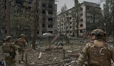 Βίντεο: H στιγμή που ηλικιωμένη κάτοικος του Σιβέρσκ σφίγγει το χέρι Ρώσου στρατιώτη (βίντεο)