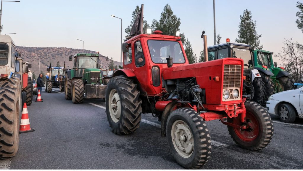 Αγροτικά μπλόκα: Ουρές οχημάτων στην παράκαμψη της Ριτσώνας – Κλειστοί οι παράδρομοι της Εθνικής Οδού (βίντεο)