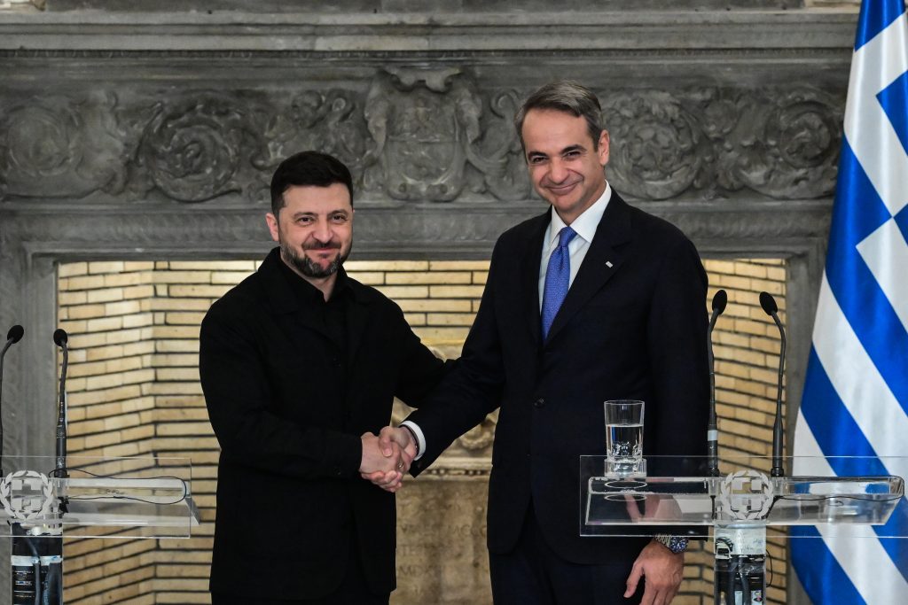 Την Ελλάδα οι δανειστές την «έσκισαν» με τρία Μνημόνια ενώ στην Ουκρανία έδωσαν άτοκο δάνειο χωρίς εγγυήσεις!