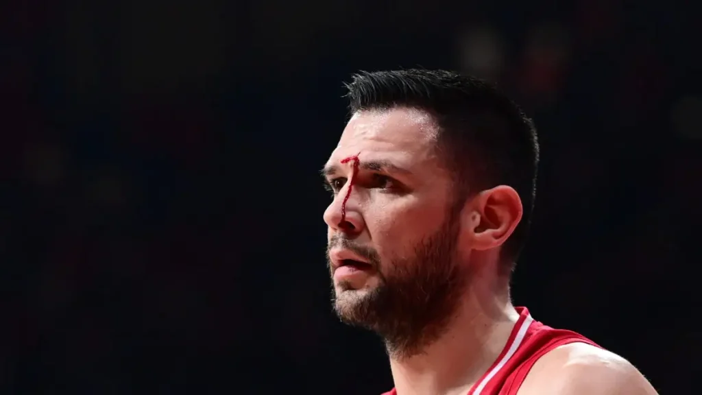 Ολυμπιακός – Βιλερμπάν: Με αίματα στο πρόσωπο αποχώρησε ο Κ.Παπανικολάου μετά από αντιαθλητικό φάουλ