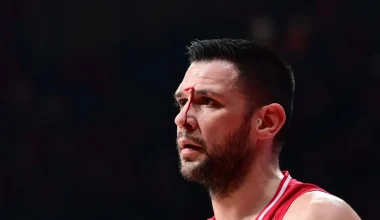 Ολυμπιακός – Βιλερμπάν: Με αίματα στο πρόσωπο αποχώρησε ο Κ.Παπανικολάου μετά από αντιαθλητικό φάουλ