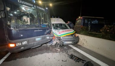 Σοβαρό τροχαίο ατύχημα στον Πλατύκαμπο Λάρισας: Ασθενοφόρο συγκρούστηκε με κλούβα της αστυνομίας (φωτο)