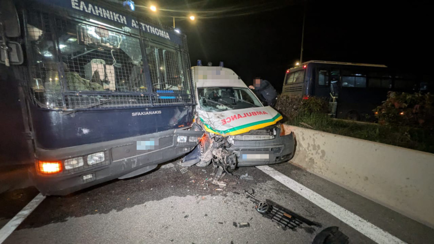 Σοβαρό τροχαίο ατύχημα στον Πλατύκαμπο Λάρισας: Ασθενοφόρο συγκρούστηκε με κλούβα της αστυνομίας (φωτο)