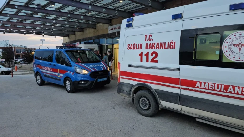 Σμύρνη: Η στιγμή που εργάτης «τυλίγεται» στις φλόγες ενώ προσπαθεί να ζεσταθεί κοντά σε φωτιά (βίντεο)