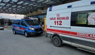 Σμύρνη: Η στιγμή που εργάτης «τυλίγεται» στις φλόγες ενώ προσπαθεί να ζεσταθεί κοντά σε φωτιά (βίντεο)