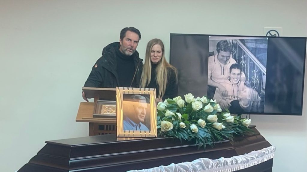 Συγγενείς και φίλοι είπαν το «τελευταίο αντίο» στον Αλμπέρτο Εσκενάζυ στο αποτεφρωτήριο Ριτσώνας: Δείτε φωτογραφίες