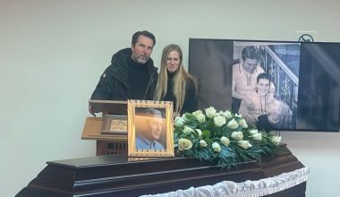 Συγγενείς και φίλοι είπαν το «τελευταίο αντίο» στον Αλμπέρτο Εσκενάζυ στο αποτεφρωτήριο Ριτσώνας: Δείτε φωτογραφίες