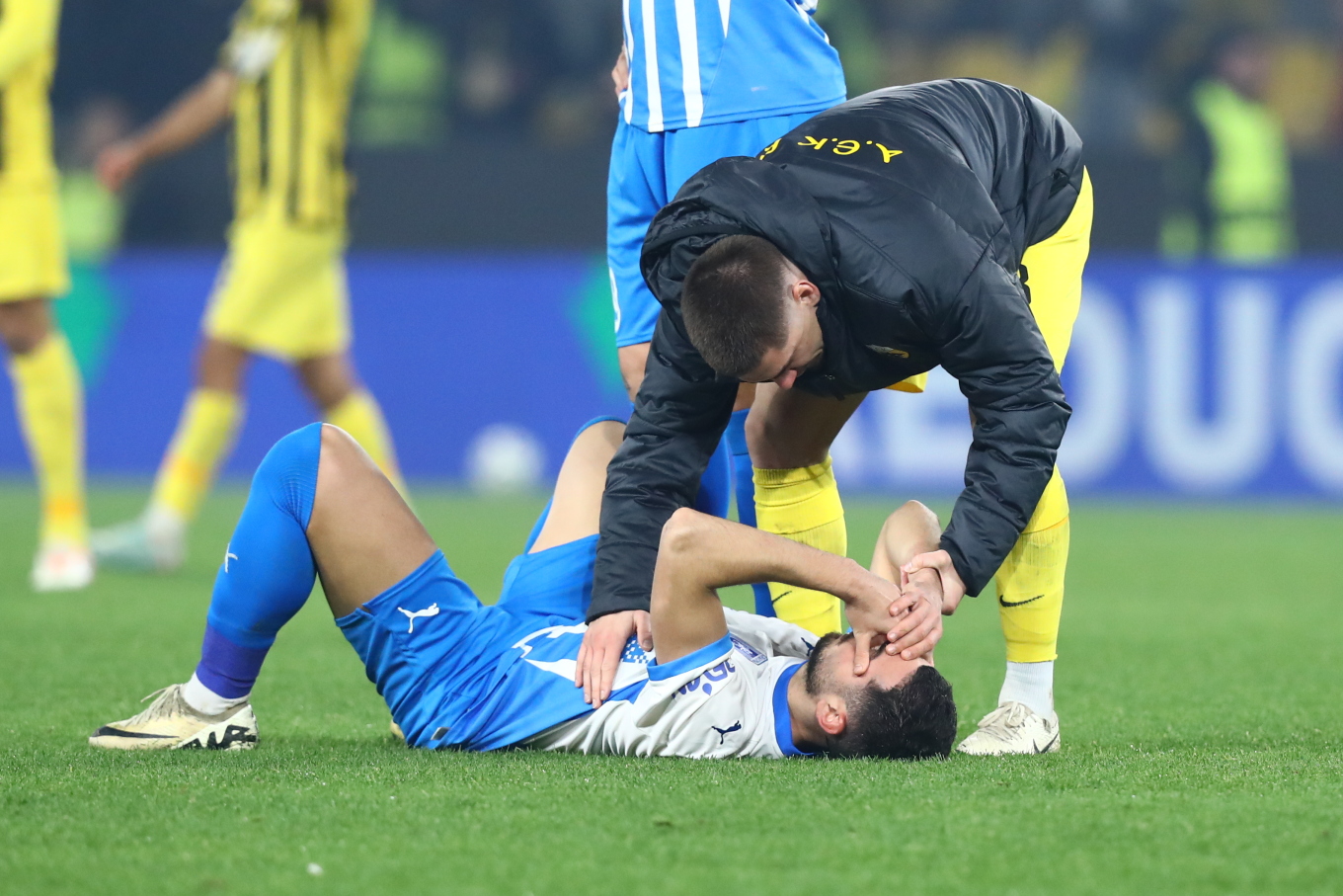 Κατέρρευσαν οι παίκτες της Κραϊόβα: Δεν μπορούσαν να πιστέψουν τον αποκλεισμό τους – Δείτε φωτογραφίες