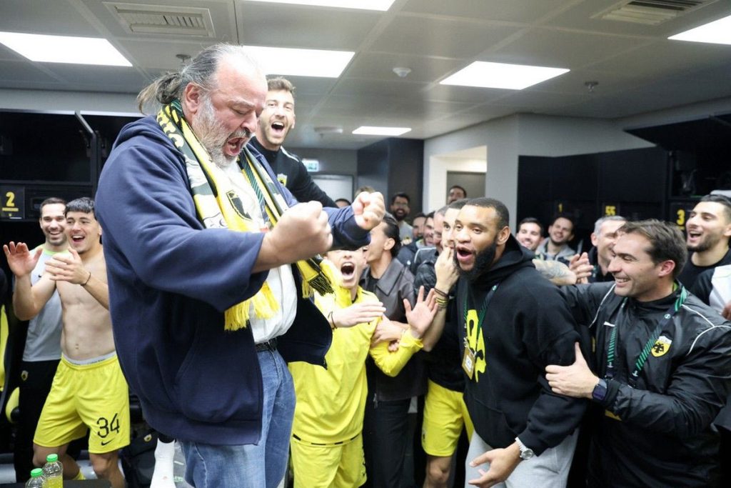 Πριμ μισό εκατ. ευρώ από τον Μ.Ηλιόπουλο: «Έχετε μπάλες» – Ξέσπασαν σε πανηγυρισμούς οι παίκτες της ΑΕΚ (βίντεο)