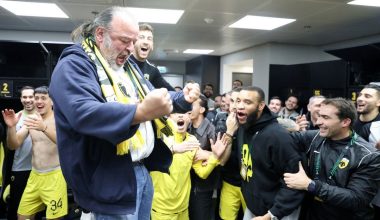 Πριμ μισό εκατ. ευρώ από τον Μ.Ηλιόπουλο: «Έχετε μπάλες» – Ξέσπασαν σε πανηγυρισμούς οι παίκτες της ΑΕΚ (βίντεο)