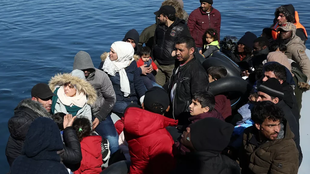 «Βουλιάζει» η Γαύδος: 545 παράνομοι αλλοδαποί εντοπίστηκαν και μεταφέρθηκαν στο νησί