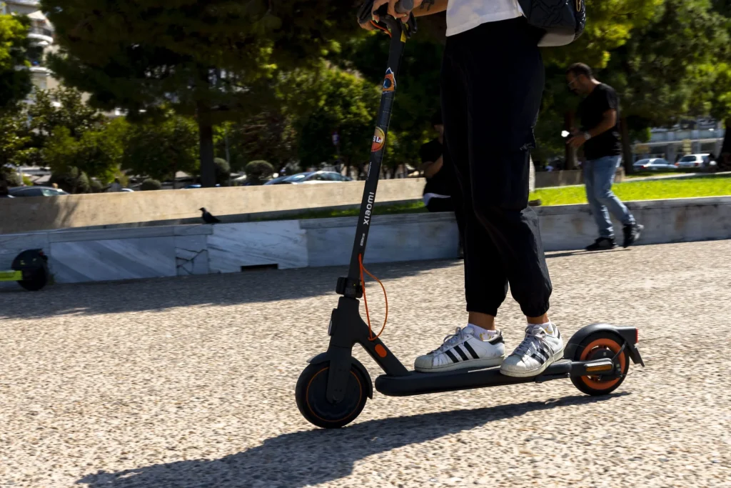 Οδηγός μηχανής στη Θεσσαλονίκη εμβόλισε αναβάτη ηλεκτρικού πατινιού και άρχισε να τον χτυπά