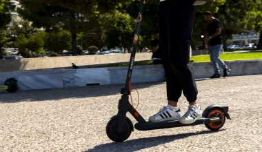 Οδηγός μηχανής στη Θεσσαλονίκη εμβόλισε αναβάτη ηλεκτρικού πατινιού και άρχισε να τον χτυπά