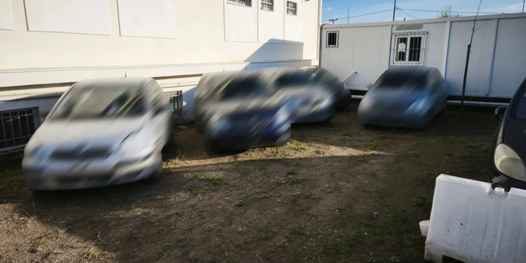 Εξαρθρώθηκε σπείρα στην Αττική που έκλεβε αυτοκίνητα, τα παραποιούσε και τα μεταπωλούσε – Πώς τα νομιμοποιούσε