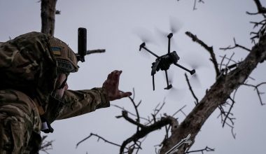 Η νέα μορφή του πολέμου: Drone FPV καταδιώκει και εξοντώνει Ουκρανό κυνηγώντας τον μέσα σε… πολυκατοικία!