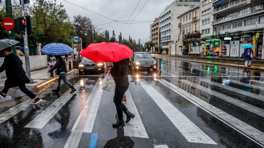 Με τοπικές βροχές και χαμηλές θερμοκρασίες θα «κυλήσει» ο καιρός μέχρι τα Χριστούγεννα – Η πρόγνωση για την Κυριακή
