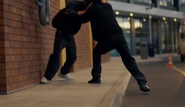 Βίντεο: Τριγυρνούσε ημίγυμνος στην Κίνα και επιχείρησαν να τον ταπεινώσουν – Το πλήρωσαν ακριβά