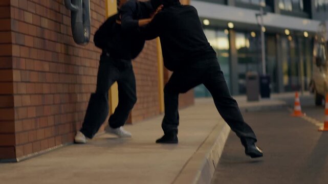 Βίντεο: Τριγυρνούσε ημίγυμνος στην Κίνα και επιχείρησαν να τον ταπεινώσουν – Το πλήρωσαν ακριβά