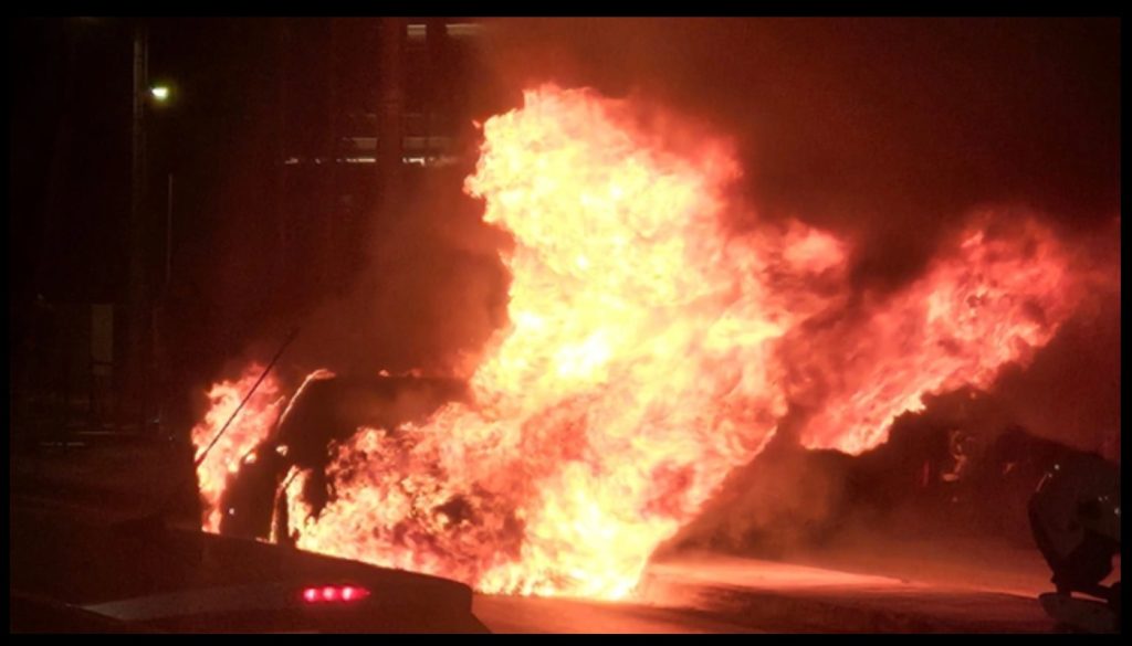 Βίντεο: ΙΧ «τυλίχθηκε» στις φλόγες επί της λεωφ.Κηφισίας