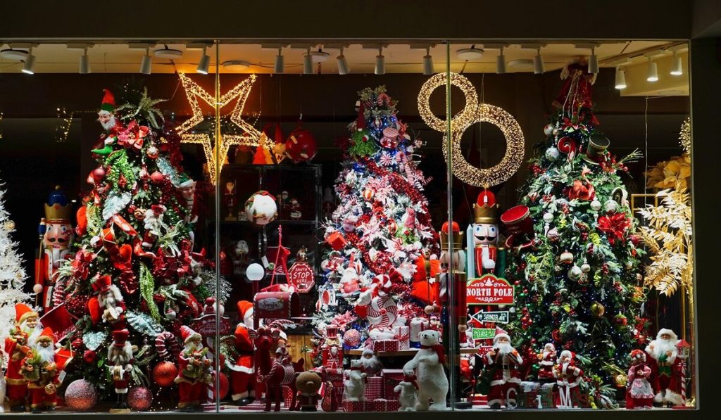 Ανοιχτά τα καταστήματα την Κυριακή: Το ωράριο λειτουργίας