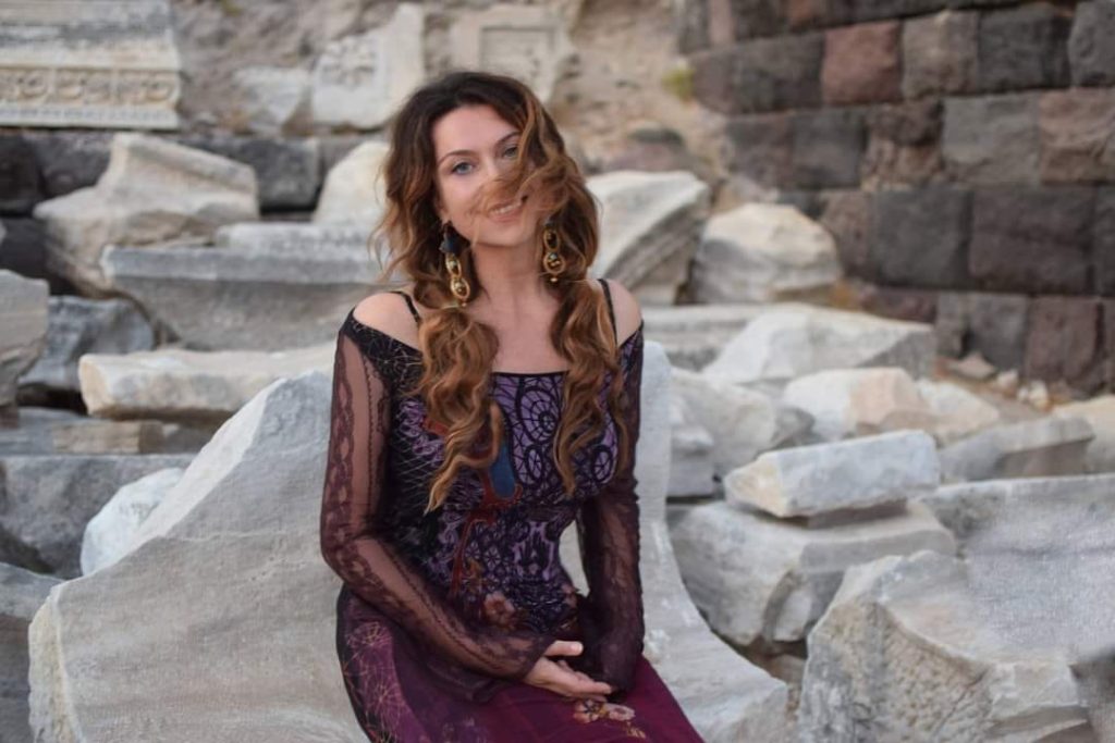 «Έφυγε» από τη ζωή η τραγουδίστρια Κλαούντια Ντελμέρ: Έδινε σκληρή «μάχη» με τον καρκίνο