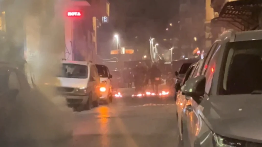 Ένταση στα Εξάρχεια: Oμάδα αγνώστων «εκτόξευσε» μολότοφ κατά δυνάμεων των ΜΑΤ – Έγινε ρίψη χημικών